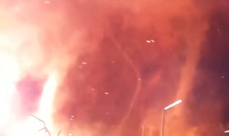 VIDEO Zapalili krijes za Novu godinu u Nizozemskoj i stvorili vatrena tornada